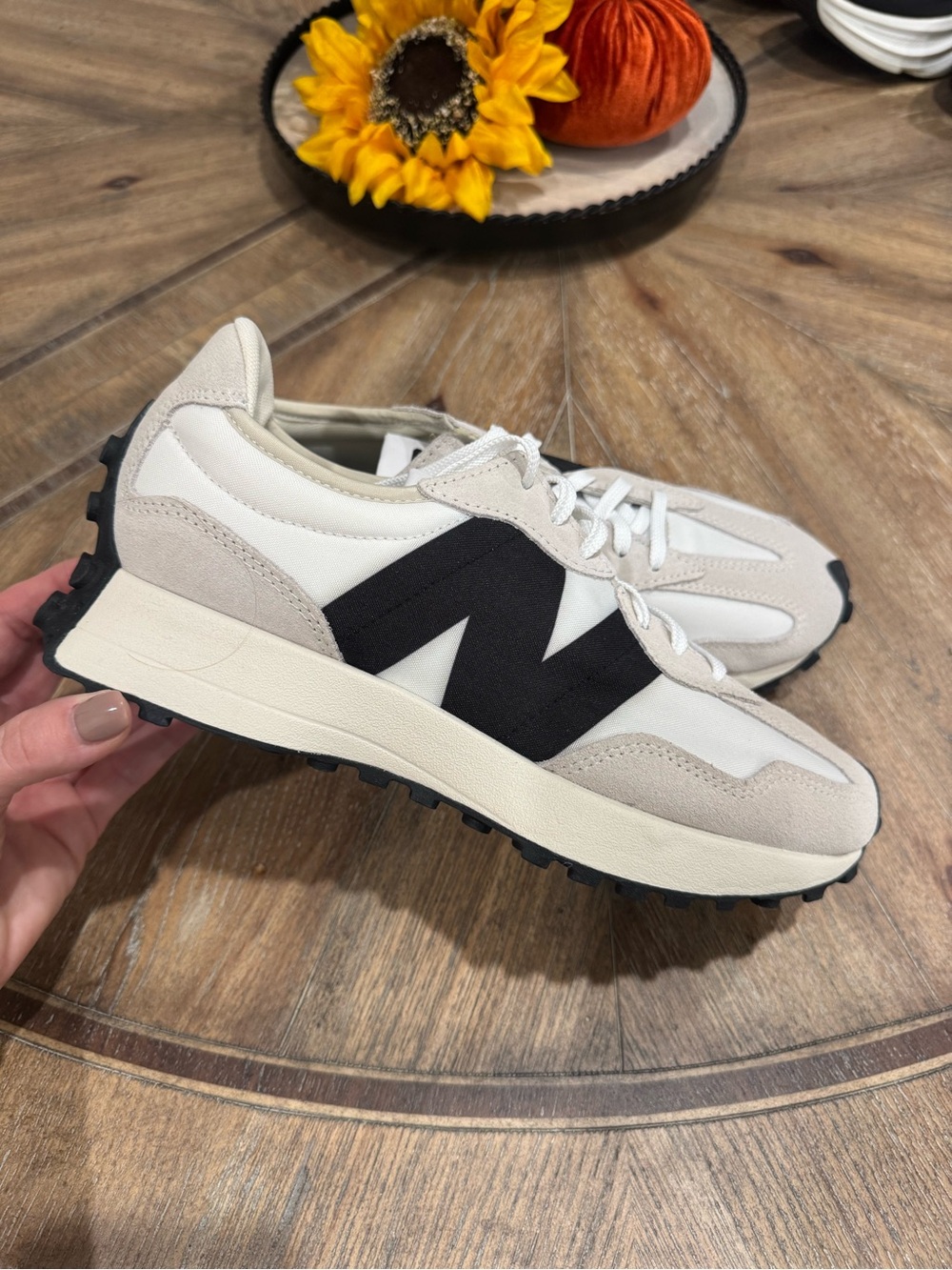New Balance Men's Cream & Black Retro Runner Sneakers